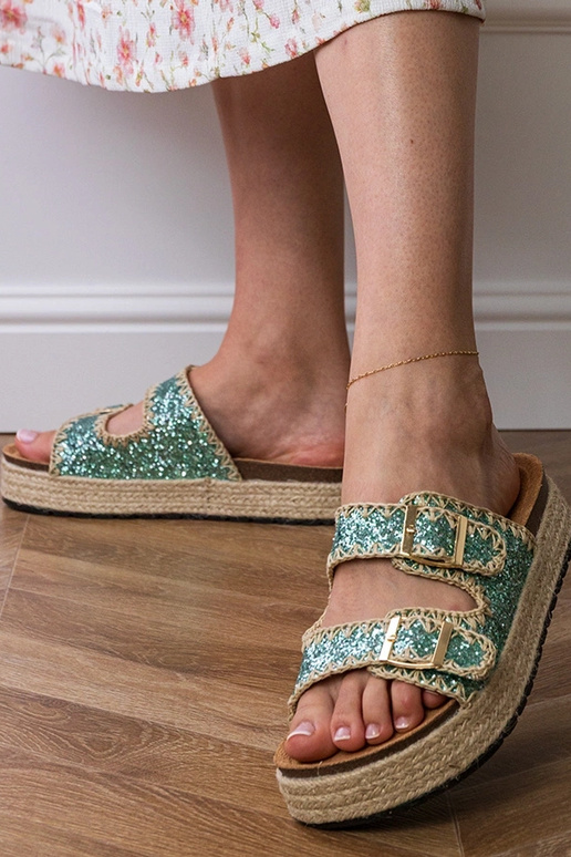 Chinelos verdes tipo espadrilha com... Chinelos verdes tipo espadrilha com...