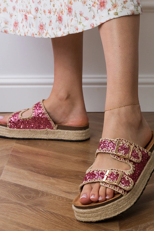 Chinelos rosas tipo espadrilha com... Chinelos rosas tipo espadrilha com...