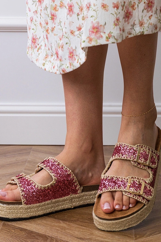 Chinelos rosas tipo espadrilha com... Chinelos rosas tipo espadrilha com...