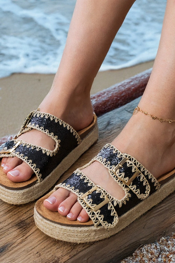 Chinelos pretos tipo espadrilha com glitter e fivelas, "Induri" 2