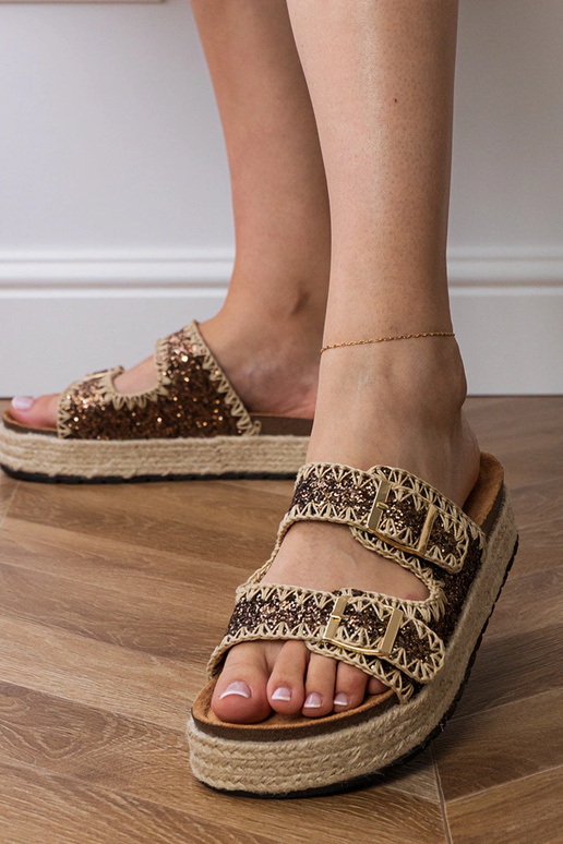 Chinelos marrons tipo espadrilha com... Chinelos marrons tipo espadrilha com...