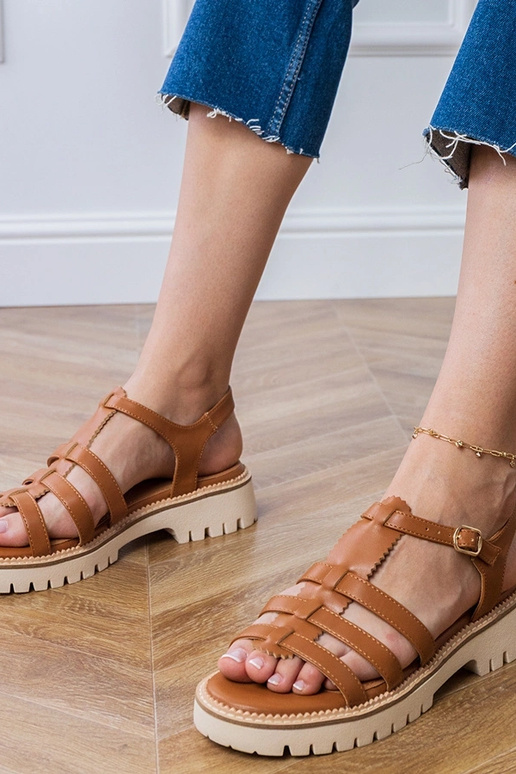 Sandálias marrons gladiadoras com... Sandálias marrons gladiadoras com...