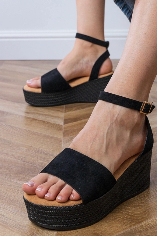 Sandálias pretas na plataforma de... Sandálias pretas na plataforma de...