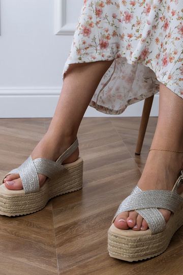 Sandalias prateadas estilo espadrilha com plataforma e tiras, "Olisa" 2