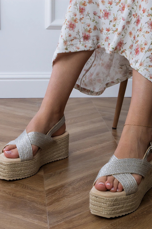 Sandalias prateadas estilo espadrilha... Sandalias prateadas estilo espadrilha...