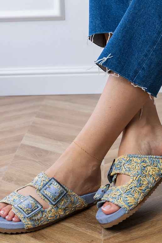 Chinelos de malha azuis com fivelas... Chinelos de malha azuis com fivelas...