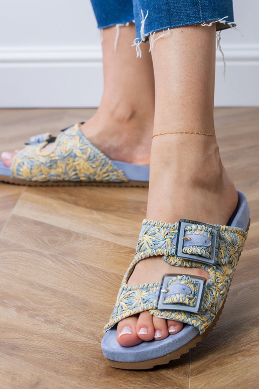 Chinelos de malha azuis com fivelas... Chinelos de malha azuis com fivelas...