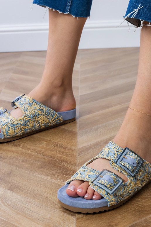 Chinelos de malha azuis com fivelas... Chinelos de malha azuis com fivelas...