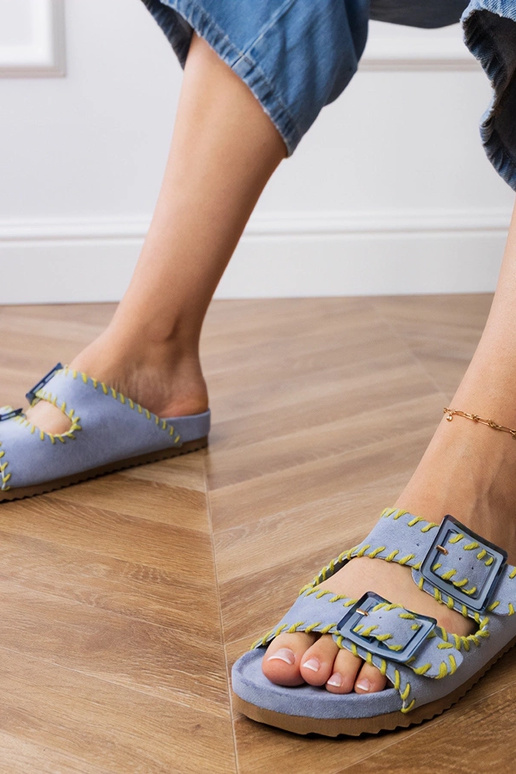 Chinelos azuis com fivelas e bordado...