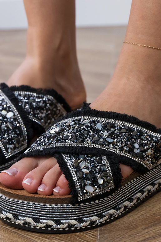 Chinelos pretos com zircônios nos...