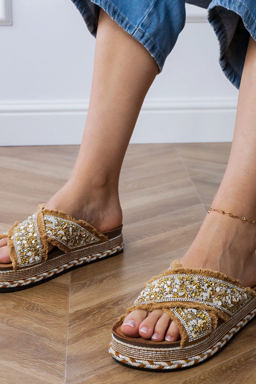 Chinelos na cor areia com cristais de...