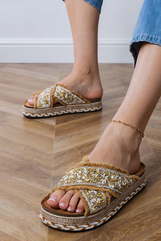Chinelos na cor areia com cristais de...
