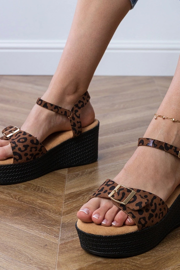 Sandálias femininas com estampa de pantera e fivela decorativa, "Sarni"