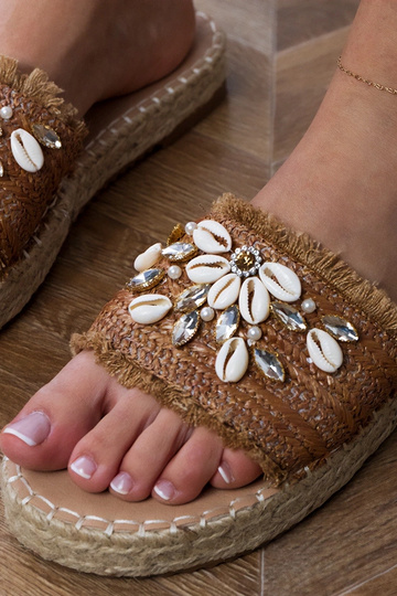 Espadrilhas marrons trançadas com conchas Morsa