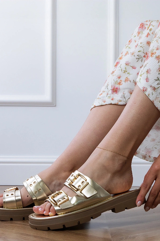 Chinelos planos dourados com fivelas,...