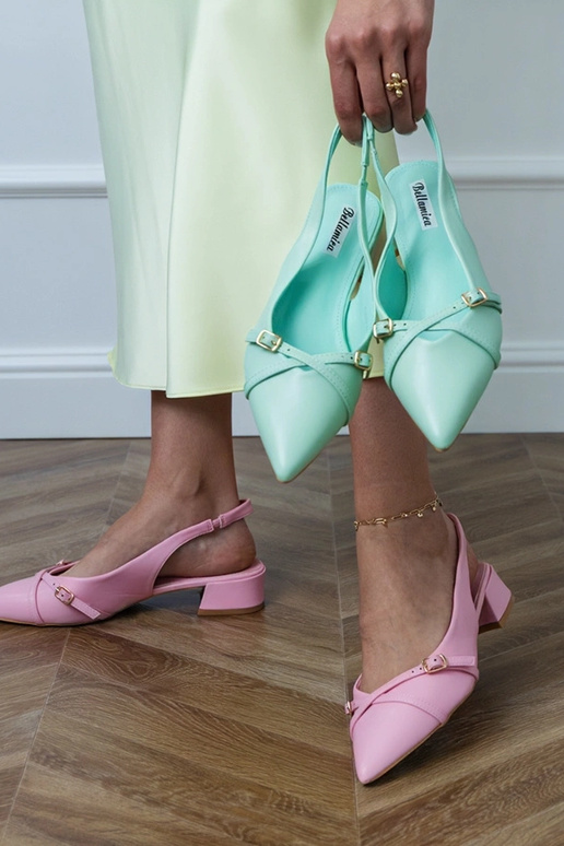 Sandálias rose com salto baixo e...