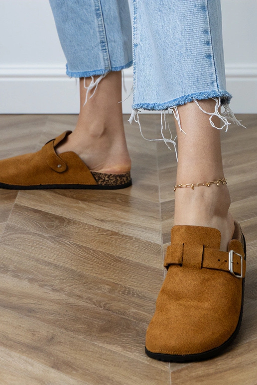 Chinelos fechados marrons com sola de...