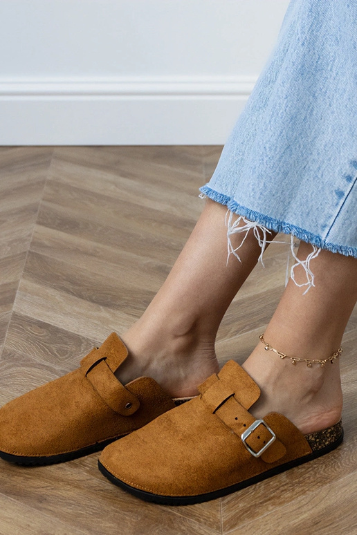 Chinelos fechados marrons com sola de...