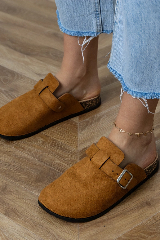 Chinelos fechados marrons com sola de...