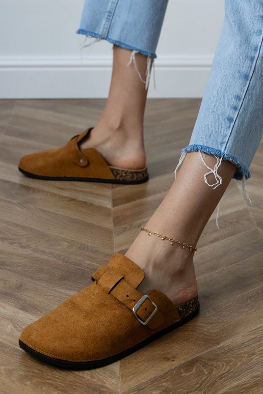 Chinelos fechados marrons com sola de...