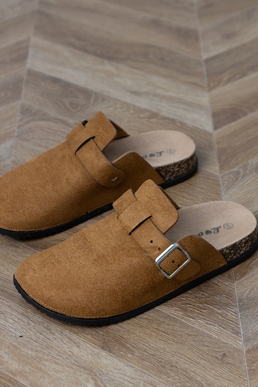 Chinelos fechados marrons com sola de...