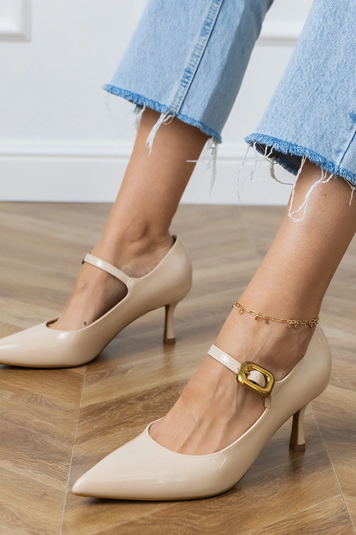 Sandálias clássicas na cor areia com... Sandálias clássicas na cor areia com...