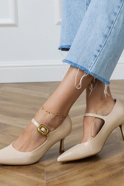 Sandálias clássicas na cor areia com... Sandálias clássicas na cor areia com...