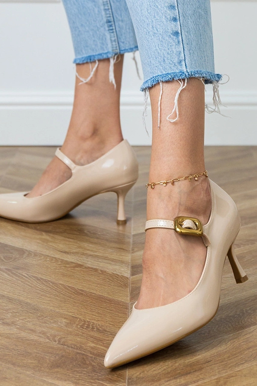 Sandálias clássicas na cor areia com... Sandálias clássicas na cor areia com...