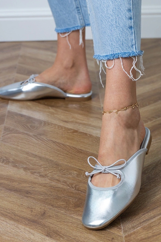 Chinelos fechados prateados com sola...