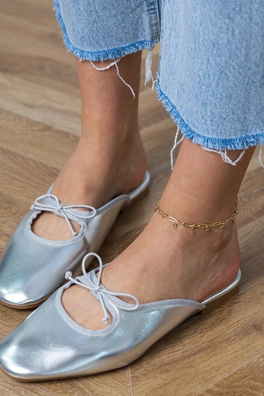 Chinelos fechados prateados com sola...