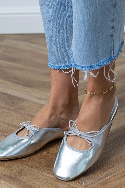 Chinelos fechados prateados com sola...