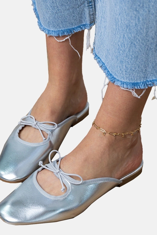 Chinelos fechados prateados com sola...