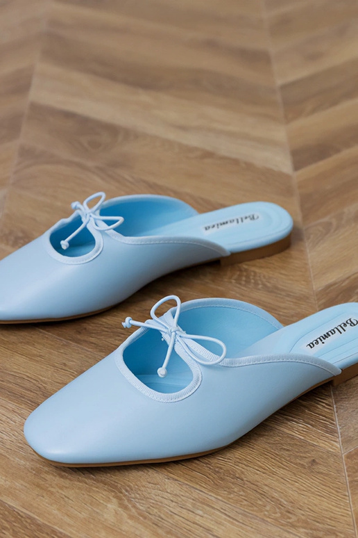 Chinelos fechados azuis com sola...