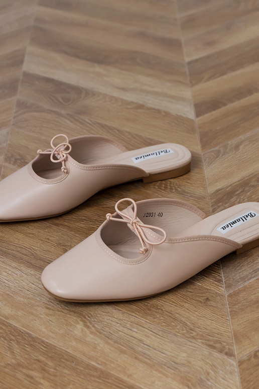 Chinelos fechados na cor areia com...