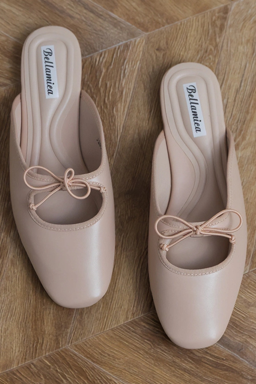 Chinelos fechados na cor areia com...