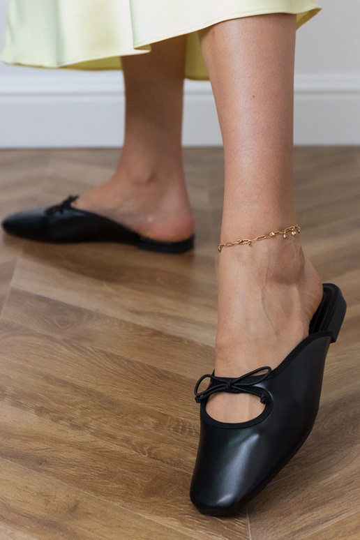 Chinelos fechados pretos com sola...