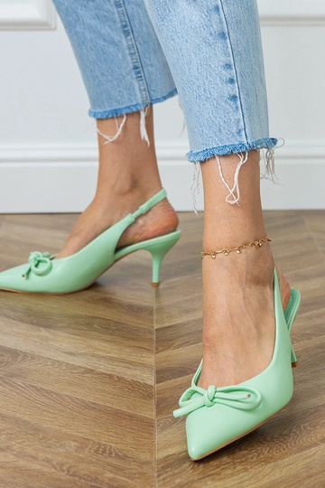 Sandálias verdes de salto...