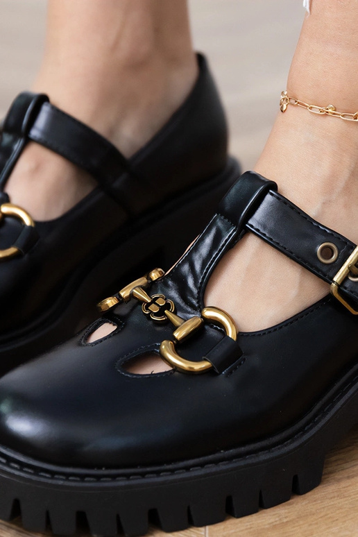 Botas pretas com solado grosso e... Botas pretas com solado grosso e...