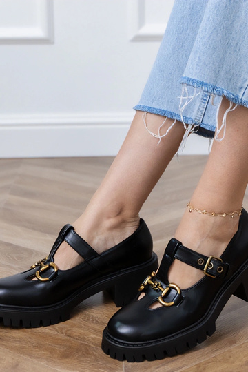 Botas pretas com solado... 2