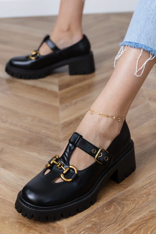 Botas pretas com solado grosso e... Botas pretas com solado grosso e...