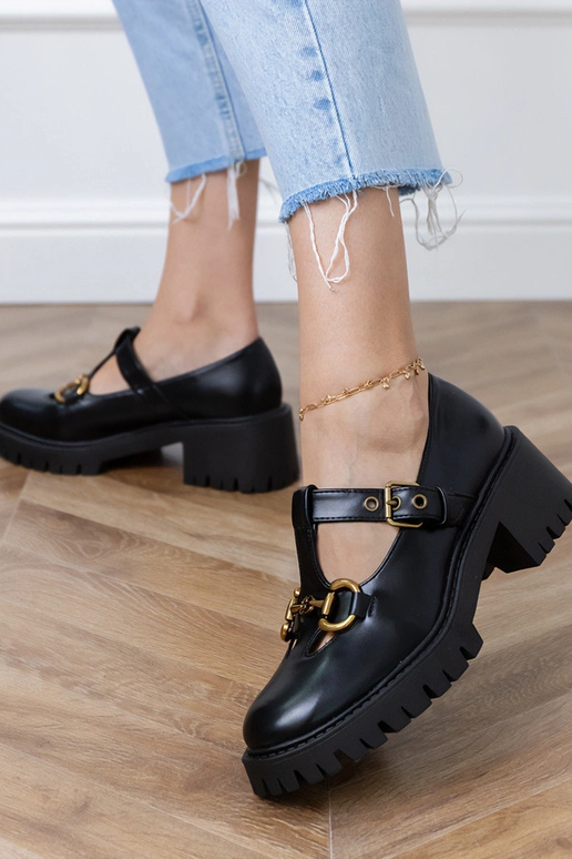 Botas pretas com solado grosso e... Botas pretas com solado grosso e...