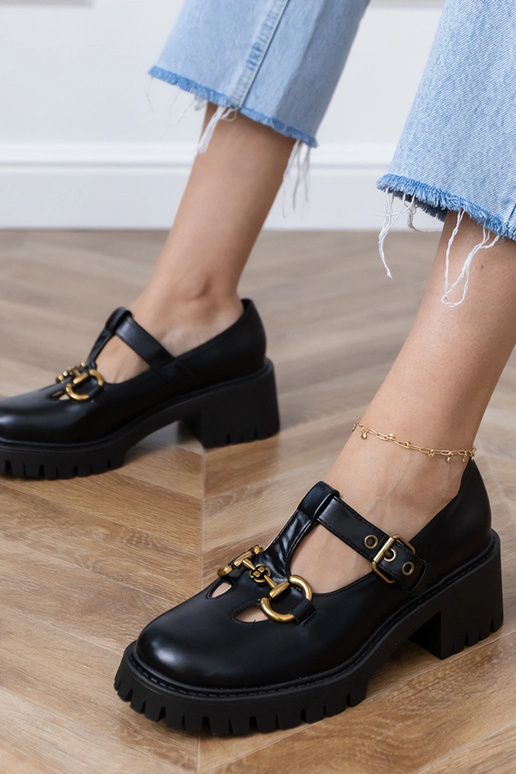 Botas pretas com solado grosso e... Botas pretas com solado grosso e...