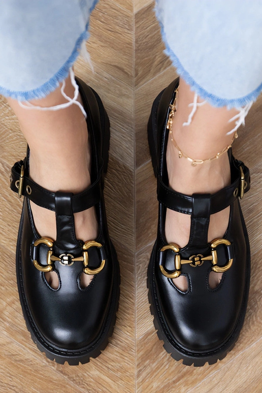 Botas pretas com solado grosso e... Botas pretas com solado grosso e...