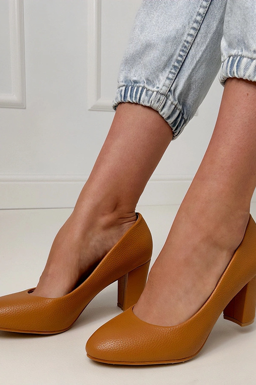 Sandálias clássicas marrons de salto...