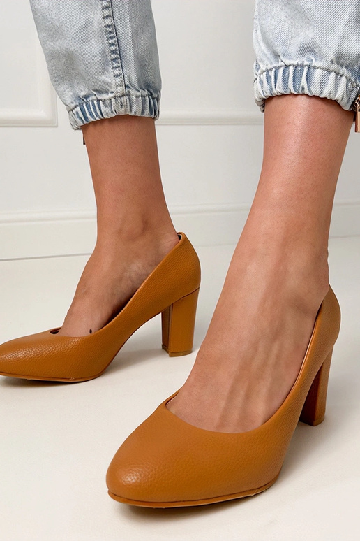 Sandálias clássicas marrons de salto...