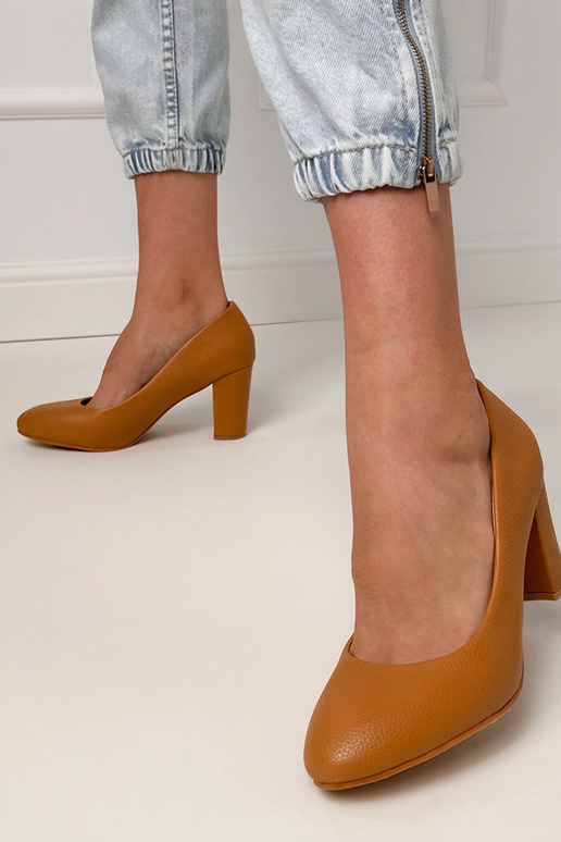 Sandálias clássicas marrons de salto...