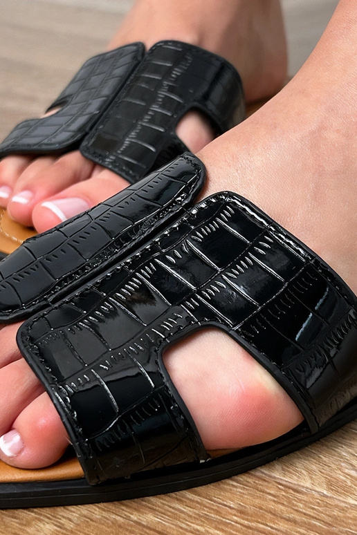 Chinelo preto com sola lisa e padrão...