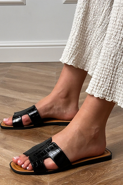 Chinelo preto com sola lisa e padrão...