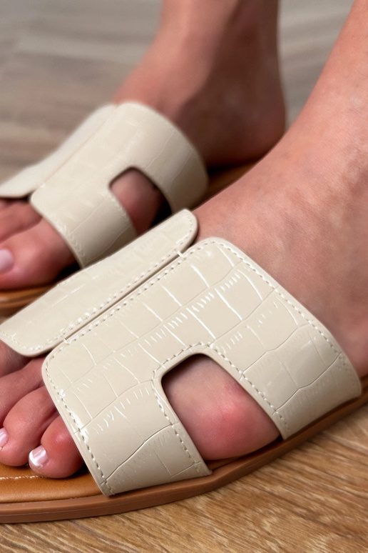 Chinelo areia com sola lisa e padrão...