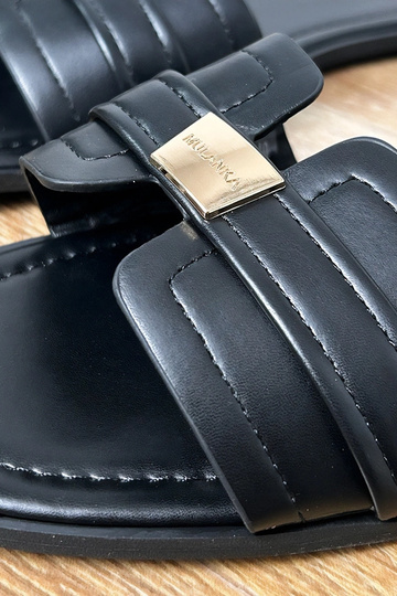 Chinelas femininas pretas com decoração na tira Lawenda